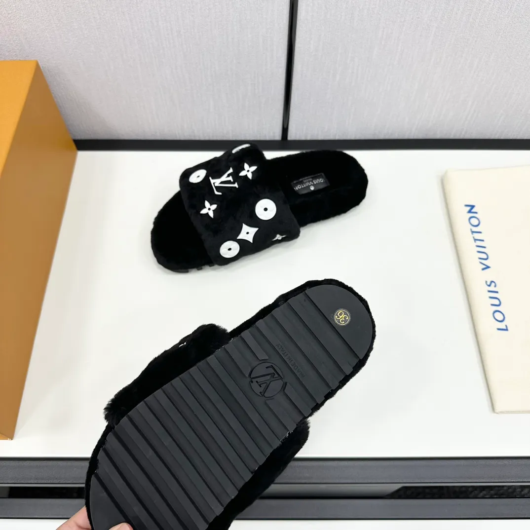 👟👟Ex-factory price 520👟👟 High-end quality L. Latest fur mop 🍟 Original imported genuine leather outsole 🍆 Imported fur-integrated lambswool fabric (LV letters are attached to the car, which is not comparable to wool on the market. The wool on the market is easy to pull out and the quality is comparable🆚) 🧐 Inner lining/foot pads: imported wool 🥰 SIZE: 35-41 (40/41 customized, non-returnable) 🥴 Original packaging